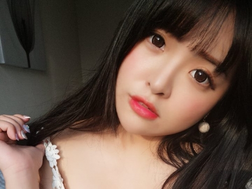 妹子半夜發文「又長大了」！F奶妹「草草」手捧驚人乳量，不斷長大再長大...要溢出來啦