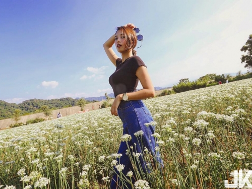 氣質「清新正妹」原來是隱乳！紅色爆乳比基尼太火辣　逆天長腿佔滿畫面！