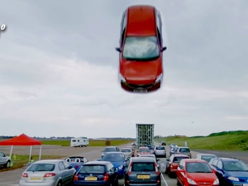 [影]賣命拍節目！英國老牌汽車節目《Top Gear》推出超瘋企劃：「飛」進停車格