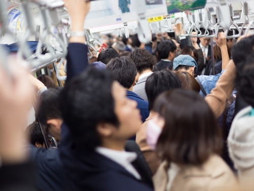 阿姨搭地鐵橫躺5座位 男學生超暖一招破解 眾人叫好