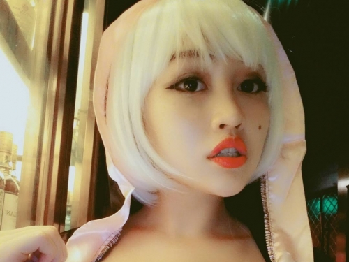 「巨乳正妹」奶量太囂張！衣服底下的渾圓奶球隨時準備「破繭而出」！