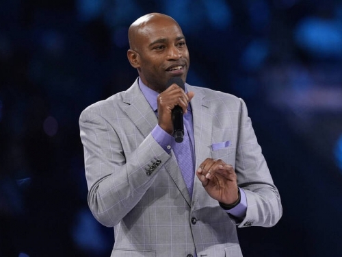 NBA》致敬在地傳奇 紅人1A退休飛人卡特球衣