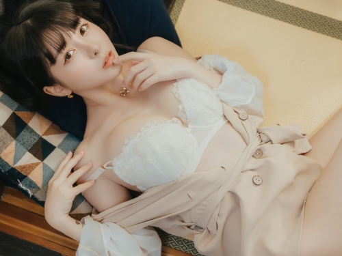 在家無聊怎麼辦？巨乳妹「Tiny」不只捏麵團，也開始搓揉自己的胴體！
