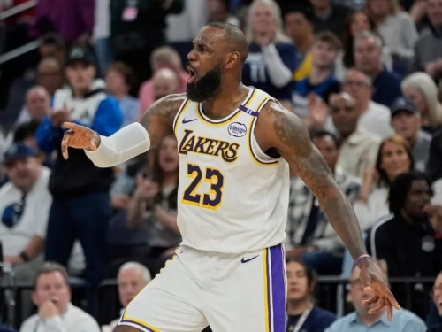 NBA》詹皇關鍵切球犯規了？決定性畫面出爐　James質疑：球手一體
