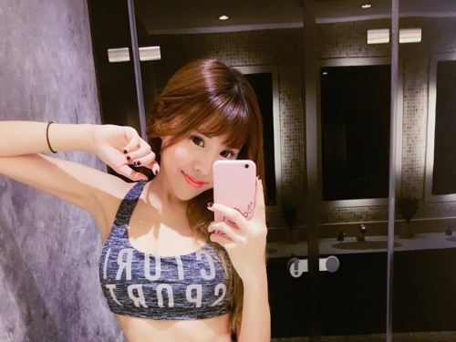 94這個形狀！正妹完美「極品水滴乳」，讓人移不開視線！