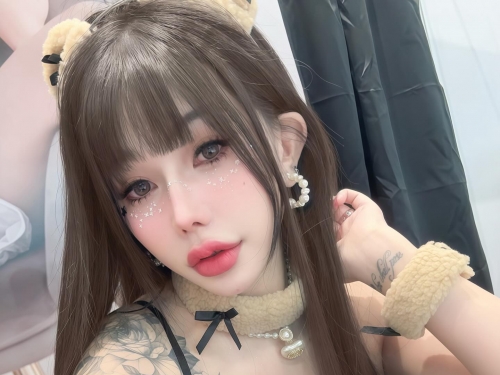 吃韓式燒肉偶遇「爆乳兔女郎」！深V快開到肚臍，整頓飯都充滿奶香