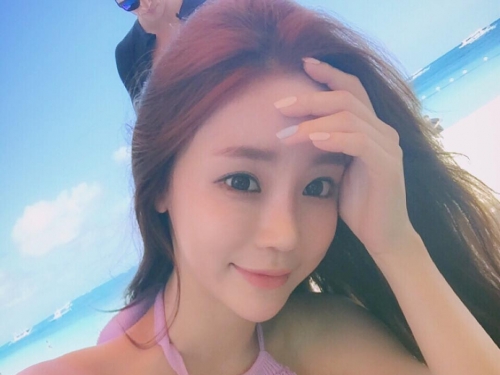正妹彎腰「渾圓乳球」粉紅乍現！胸前又白又嫩，讓人雙眼不自覺對焦…