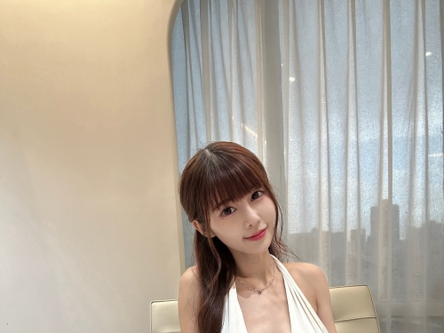 就愛看妹子穿CK！巨乳甜心「安希」穿爆乳灰色CK內衣，網友大讚：太完美