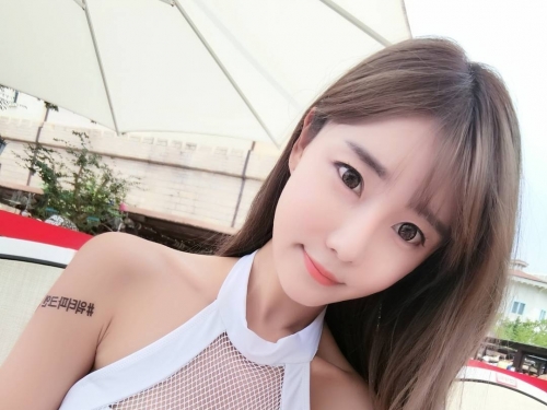 「長腿正妹」胸前雙乳好集中，放大效果好明顯，讓人兩眼不自覺對焦！