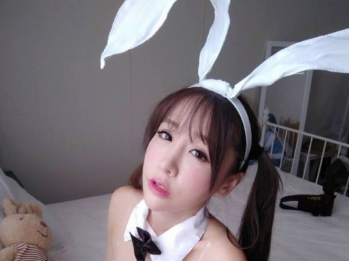 受不了！星野優慾兔扮演挑戰「奶比月圓」胸前「炸彈豪乳」快要包不住！