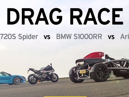 「上空王者」異種對決！McLaren 720S 對尬 BMW S1000RR，等等...還有輛玩具小跑車是怎樣？