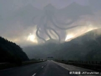 公路對面的山嵐好漂亮…不對！雲是不是怪怪的？