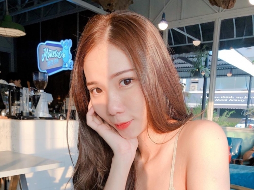 代替月亮懲罰你！大馬小模有大奶　滿滿乳量把衣服圖案撐歪