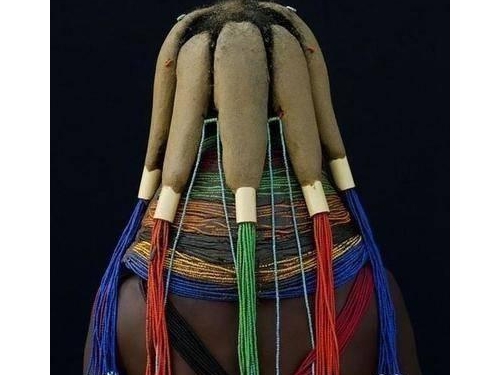 奇葩的部落風俗，女人們用牛糞塗抹頭髮，牛糞塗得越多越受喜歡
