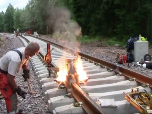 瑞典鐵路工人焊接鐵軌時，整個施工過程簡直莫名療癒啊！（視頻）