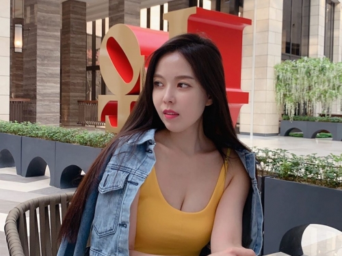 路邊驚見「九頭身白皙辣妹」美腿視角有夠犯規！迷人的「苗條曲線」畫面好強大