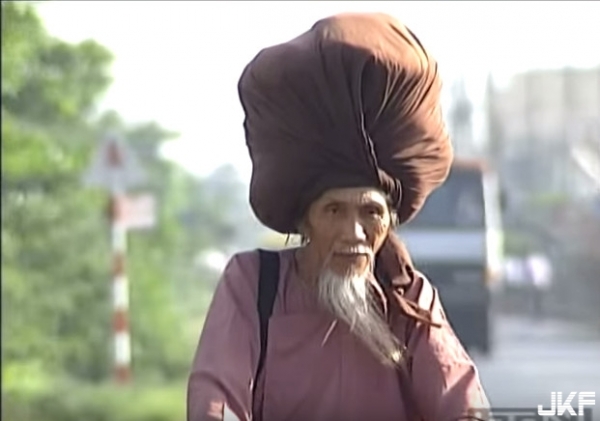 世界最長！ 6.7米50年沒剪過, 這個老伯罕見的頭髮完全改變了他的思想！