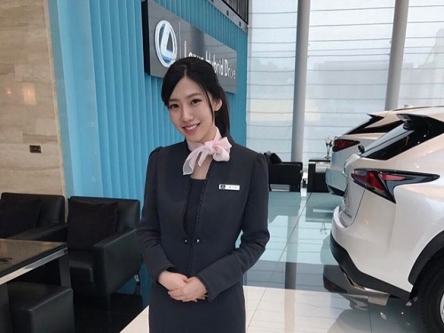 這LEXUS女業務也太正！看到胸前的「豪乳」窄裙下的「長腿」：超想馬上簽約