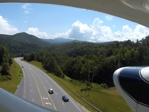 小飛機引擎故障 空中撐5秒急墜 驚險迫降高速公路