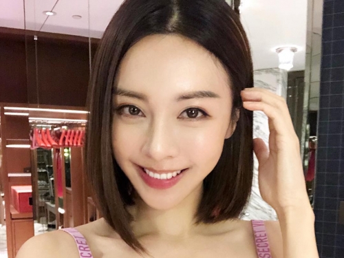 「爆乳鋼琴家」小丁褲卡渾圓蜜桃　中空泳裝展現渾圓南半球！