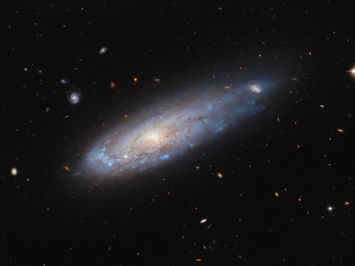 宇宙飛彈！哈伯望遠鏡捕捉到高速穿梭星系的 IC 3225