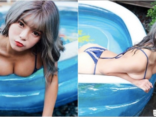 「巨乳小隻馬」玩水啦！自製泳池裝不下「飽滿大奶」，都快從旁邊溢出來了！