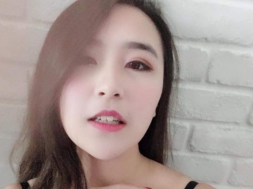 為乳量煩惱的女子！「美乳正妹」一雙白嫩飽滿奶球　低胸露ω太性感！