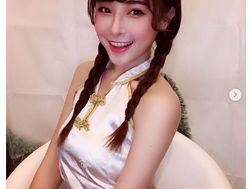 超甜美大眼「旗袍妹」可熙，穿著緊身旗袍還是檔不住那「迷人深溝」...