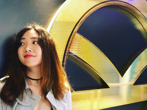 真的好大！「巨乳正妹工程師」身材太OP　衣服上的圖案都被撐壞！