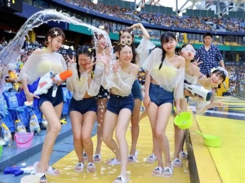 中職》中信兄弟涼水祭失控！官方宣導：請裝常溫水