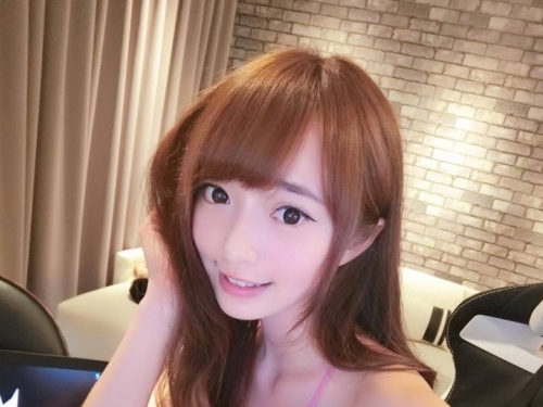 遊戲實況主，直播時候胸部太大「長輩撞到麥克風」！一撞到就要受不了了....