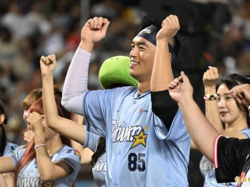 中職明星賽》守住30萬！朱育賢史上首次PK轟、讚江坤宇「穩重」餵球