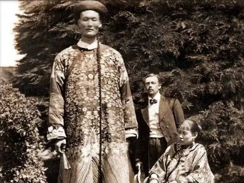“清朝第一巨人”詹世釵，曾有幸娶下英國妻子，其後代過得怎樣？
