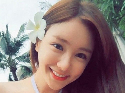體育主播這樣好嗎？每一場播報溝都擠得超！級！深！比基尼泳衣照外流，網友們大暴動！