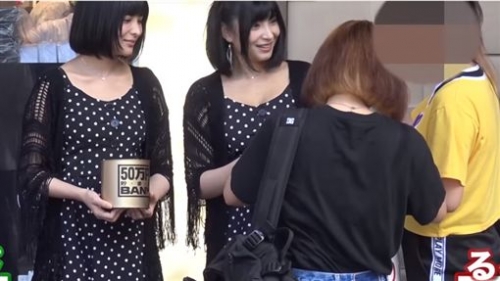 殘酷現實！櫻花雙胞胎街頭募款　E奶豪乳妹「金額多27倍」...貧乳姊GG