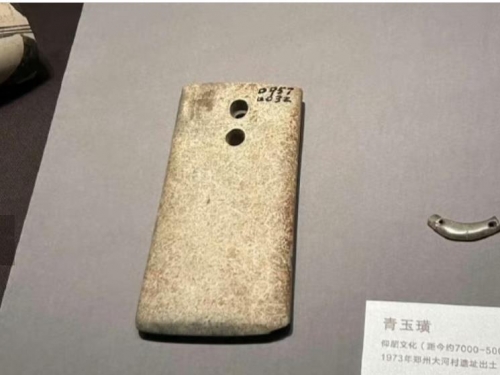 古文物展出驚見「智慧型手機」 網全看呆：誰穿越了？