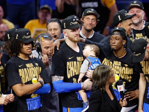 NBA》超可愛！ 雷霆哈爾特斯坦之子頒獎台上竟呼呼大睡