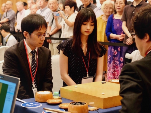 最正職業女棋士「黑嘉嘉」自帶柔光仙氣逼人　對手看傻眼忘記要下棋