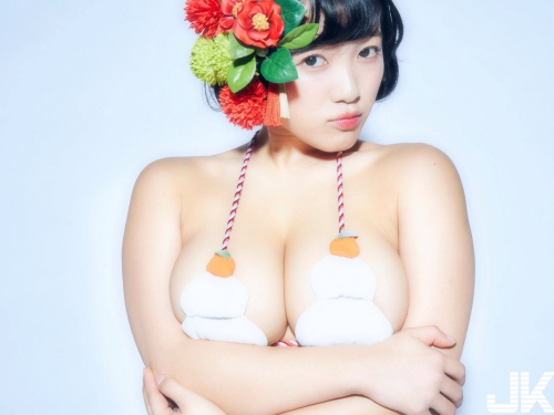 天乳真的變麻糬！童顏巨乳「二次元身材」成為祭品　白嫩乳球貢上桌！