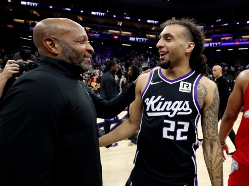 NBA》卡特父子同台成焦點！小卡特首秀獲教練高度評價