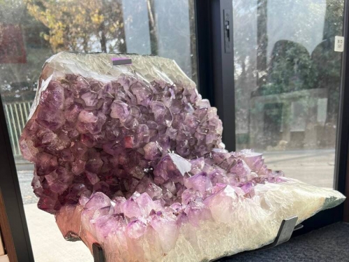 日本家具店售奢華「紫水晶椅子」網友驚呆：屁股感覺好痛