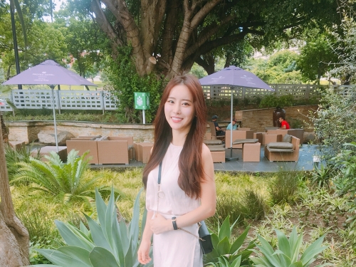 阿聯酋航空「甜美空姐」美艷國際級！鄰家笑容下藏美乳「暴力身材」！