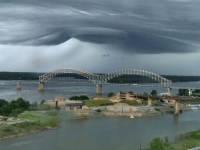 《離奇的UFO雲準備吞掉田納西州的孟菲斯！》