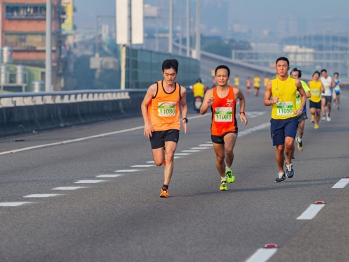 50多歲男跑馬拉松「吞雲吐霧」 成績曝光網全傻眼