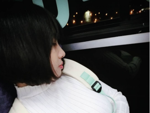 「巨乳ＯＬ妹子」上班負擔太重直接「把胸部放桌上」！害男同事都不能好好上班了啦！