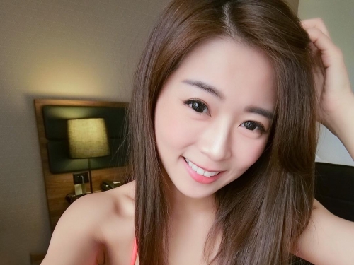 甜美空服員「Milumilu」不務正業化身俏皮小廚娘　圍裙底下隱藏火辣身材
