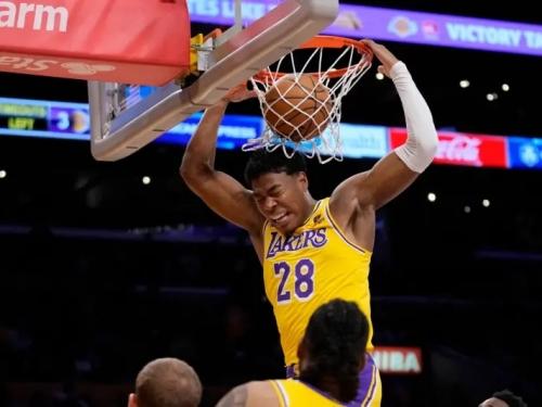 NBA》八村壘無碰撞卻意外倒下！湖人可能啟動「傷病特例」再補強