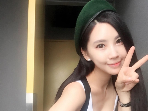 乳波蕩漾！「瑜珈正妹」使用神力棒伸展筋骨 「嫩Q美乳」不斷上下起伏