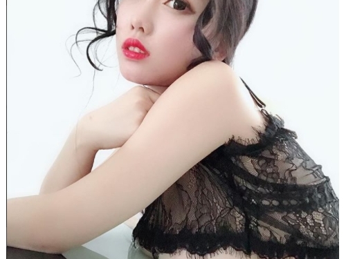 自稱「草莓口味」的性感正妹，兩條繩子加上超飽滿「吊帶布袋奶」看了想衝動啊！