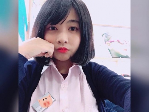 我小時候的夢想是當桌子，超狂妹子「沈重的巨乳」累了就放桌上，整個重量要讓桌子凹了